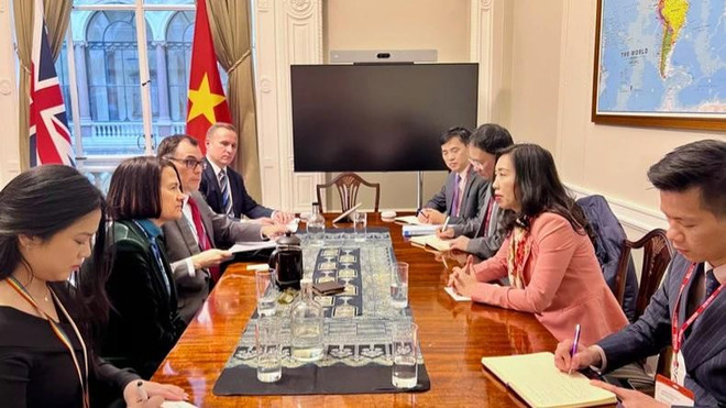 Lors de la rencontre entre la sous-secrétaire d’État parlementaire au ministère britannique des Affaires étrangères, du Commonwealth et du Développement, Catherine West et la vice-ministre vietnamienne des Affaires étrangères, Lê Thi Thu Hang. Photo : VNA le-thi-thu-hang-catherine-westa-vna.jpg
