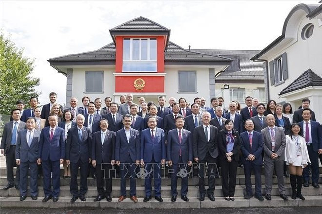 Le président de l’Assemblée nationale Trân Thanh Mân (au premier plan, sixième à partir de la gauche), pose pour une photo de groupe avec ses collègues délégués. Photo : VNA president-de-lassemblee-nationale-tran-thanh-man.jpg