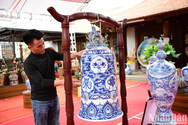 L'artisan Pham Van Nguyên avec son œuvre "Phat Chung Giac Ngo", inscrite au livre des records du Vietnam. Photo : NDEL artisan-pham-van-nguyen.jpg
