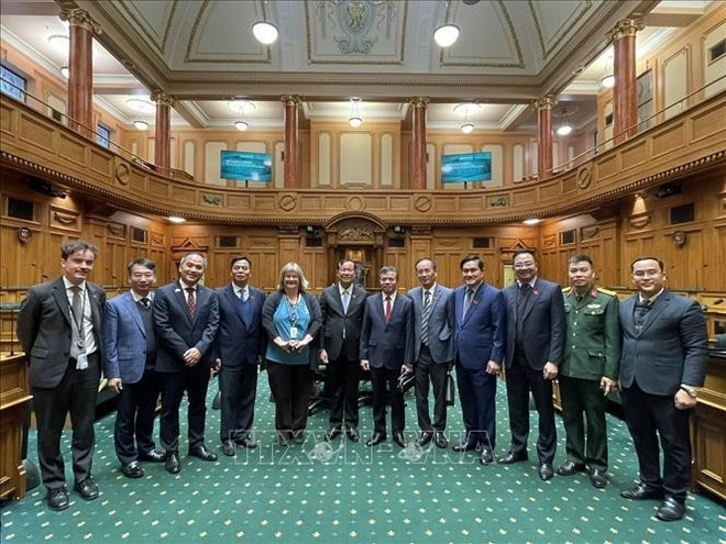 La délégation de la Commission de la défense, de la sécurité et des affaires extérieures de l’Assemblée nationale du Vietnam visite le bâtiment du Parlement néo-zélandais. Photo : VNA vietnam-nouvelle-zelande.jpg