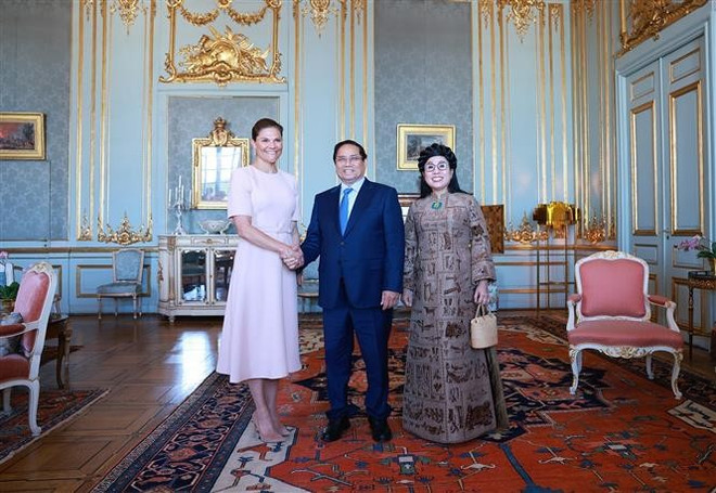 Le Premier ministre Pham Minh Chinh, son épouse Lê Thi Bich Trân et la princesse héritière de Suède Victoria. Photo : VNA pham-minh-chinh-suede.jpg