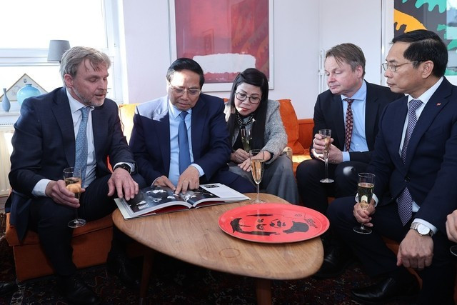 Le Premier ministre vietnamien Pham Minh Chinh et son épouse rendent visite à la famille de feu le Premier ministre suédois Olof Palme. Photo : VNA pham-minh-chinh-famille-olof-palme-vna.jpg
