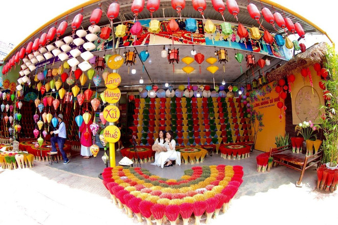 En se rendant au célèbre village de Thuy Xuân, les visiteurs aiment se prendre en photo aux côtés de nombreux bouquets de "fleurs" d’encens aux couleurs vives. Photo: VNA thuy-xuan-hue.jpg