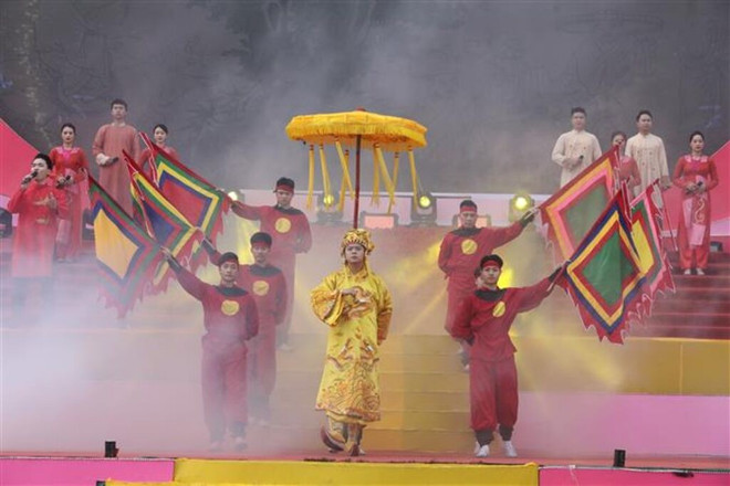 Un spectacle lors de la cérémonie d'ouverture de la Fête printanière de Tây Yên Tu 2024 de la province de Bac Giang (Nord). Photo : VNA fete-printaniere-de-tay-yen-tu-2024.jpg