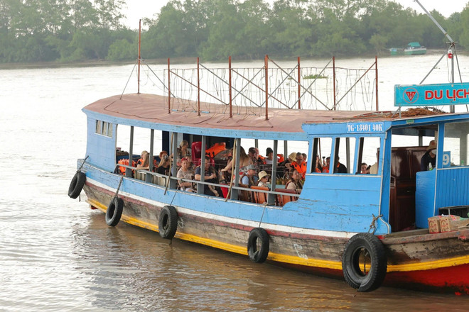 un-groupe-de-visiteurs-navigue-sur-le-fleuve-tien-vnexpress.jpg