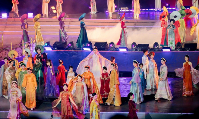 Présentée à la cérémonie d'ouverture de l'Année nationale du tourisme - Huê 2025, la collection «Cosmic Melody» de la créatrice de mode Nguyên Thi Doan Trang harmonise tradition et modernité et exprime l'amour et la fierté pour Huê. Photo: khamphahue.com.vn ao-dai-hue.jpg