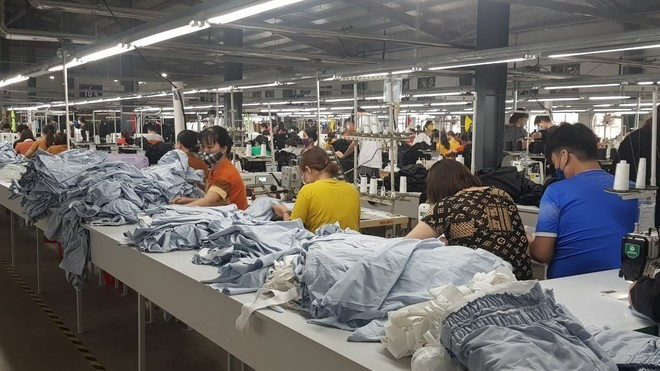 Depuis le début de l’année, les banques ont réduit leurs taux d’intérêt afin d’aider les entreprises à accéder aux capitaux nécessaires à leur production et à leurs activités. Photo : VietnamPlus textile.jpg