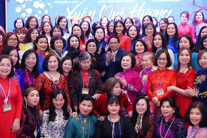 Le Premier ministre Pham Minh Chinh et son épouse au Xuân Quê huong (Printemps du pays natal) en République tchèque. Photo: VNA pham-minh-chinh-xuan-que-huong.jpg
