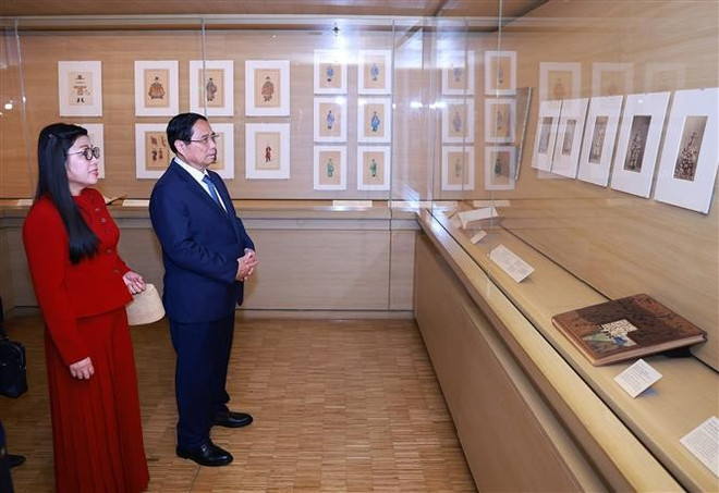 Le Premier ministre vietnamien Pham Minh Chinh et son épouse visitant le musée du Quai Branly-Jacques Chirac, à Paris, le 11 juin. Photo : VNA musee-du-quai-branly-jacques-chirac-vna.jpg