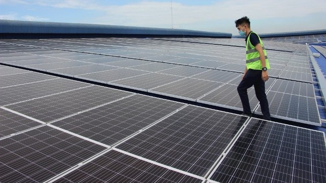 Une entreprise de Hô Chi Minh-Ville installe des panneaux solaires sur son toit Photo : nhandan.vn panneaux-solaires.jpg