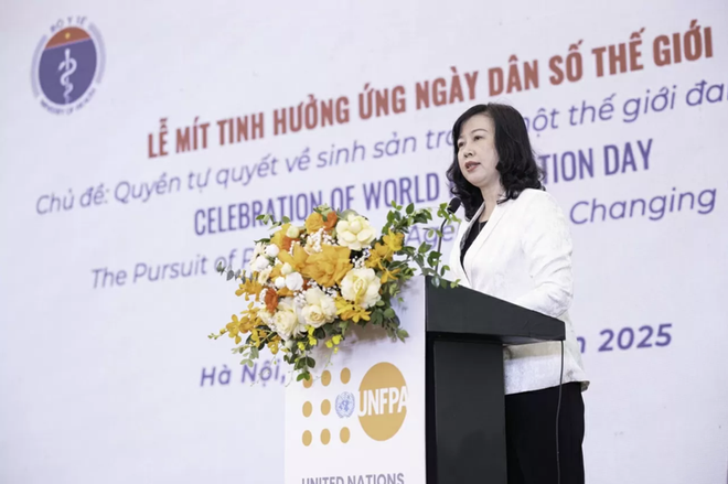 La ministre vietnamienne de la Santé, Dào Hông Lan, a affirmé que le Parti et l’État vietnamien accordaient une attention particulière aux enjeux démographiques, la population étant considérée comme un facteur clé dans l’œuvre d’édification et de défense nationale. Photo : UNFPA dao-hong-lan.png