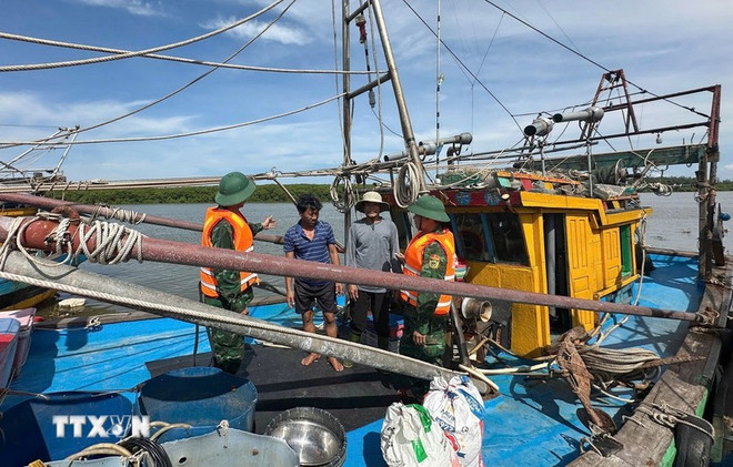 Le commandement des gardes-frontières de Nghê An informe les bateaux de la localisation et de la direction de la tempête. Photo : VNA nghe-an.jpg