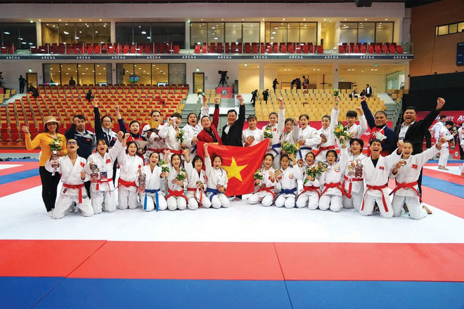 La joie de la délégation vietnamienne de jujitsu après avoir remporté sept médailles d’or aux Championnats d’Asie 2025, organisés en mai dernier en Jordanie. Photo : CTV jujits-championnats-dasie-2025.jpg