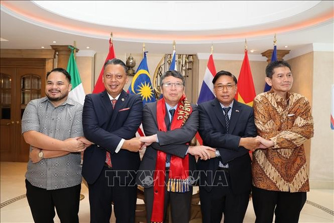 L’ambassadeur du Vietnam au Mexique, Nguyên Van Hai (centre) avec des diplomates des pays de l’ASEAN au Mexique posent pour une photo souvenir. Photo : VNA nguyen-van-hai.jpg