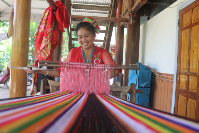 Le tissage de brocart est un artisanat traditionnel qui a été préservé au fil du temps par l'ethnie Thai de Tân Ky, Nghê An. Photo : VNA brocart-thai-nghe-an.jpg