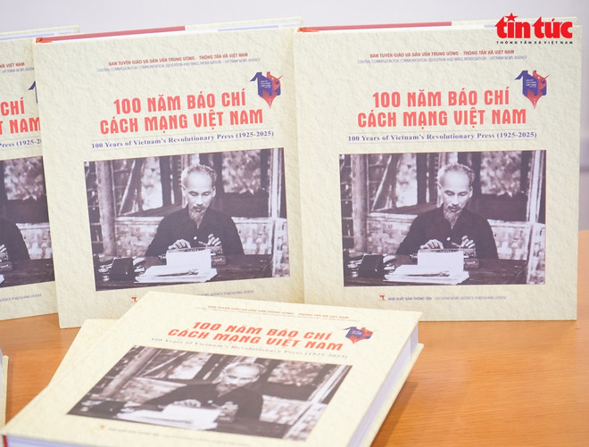 Couverture du livre photo «Les 100 ans de la presse révolutionnaire vietnamienne (1925-2025)». Photo : VNA 100-ans-presse-revolutionnaire.jpg