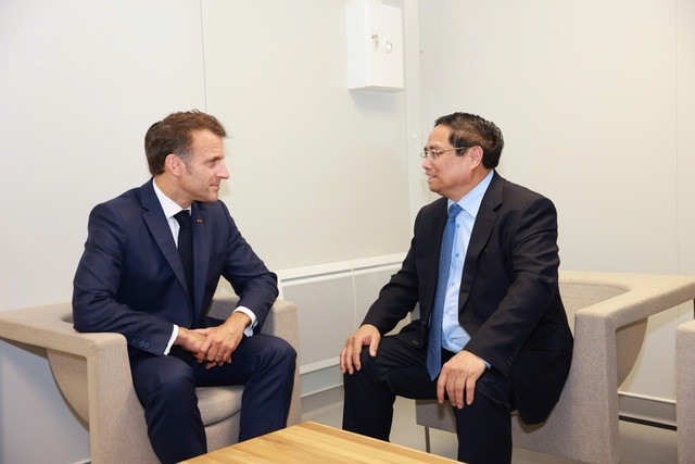 Le Premier ministre Pham Minh Chinh (à droite) et le président français Emmanuel Macron, à Nice, en France, le 9 juin. Photo : VNA emmanuel-macron-pham-minh-chinh.jpg