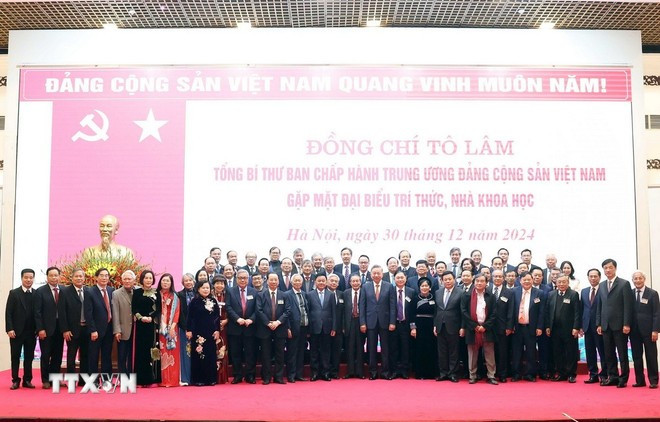 Le secrétaire général du Parti communiste du Vietnam, Tô Lâm rencontre les intellectuels et scientifiques, à Hanoi, le 30 décembre 2024. Photo : VNA to-lam-scientifiques.jpg