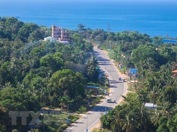 Route menant à une plage à Phu Quôc. Photo: VNA phu-quoc.jpg