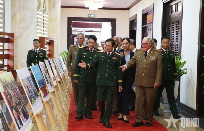 Le vice-ministre de la Défense Nguyên Tân Cuong et le ministre des Forces armées révolutionnaires de Cuba Álvaro López Miera, visitant une exposition, à Hanoi, le 3 septembre. Photo : qdnd.vn nguyen-tan-cuong-cuba-qdndvn.jpg