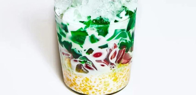 Le dessert sucré aux trois couleurs (Chè ba màu). Photo: TasteAtlas dessert-sucre-aux-trois-couleurs-che-ba-mau.jpg