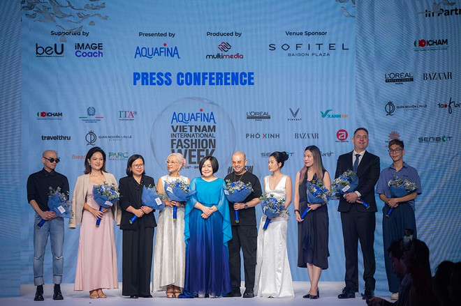 Trang Lê, présidente de la Semaine internationale de la mode du Vietnam printemps-été 2025 (en robe bleue), en compagnie des partenaires et sponsors du programme. Photo: Bazaar Vietnam trang-le.jpg