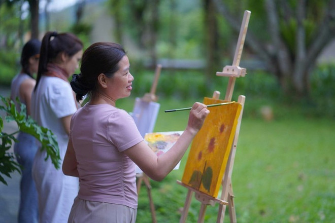 Des touristes savourent l’instant de calme au cœur de la nature de Ban Ba. Photo: Ta Thanh Sang ban-ba-peinture.jpg