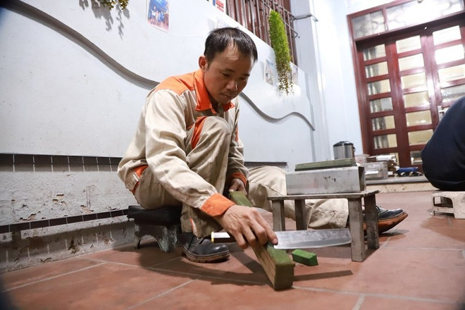 Jeune artisan du village de Da Sy, il est pionnier dans l’application des technologies modernes et la création des circuits touristiques expérientiels pour promouvoir l’image de son village et améliorer les revenus des habitants. Photo : baovanhoa jeune-artisan-du-village-de-da-sy.jpg