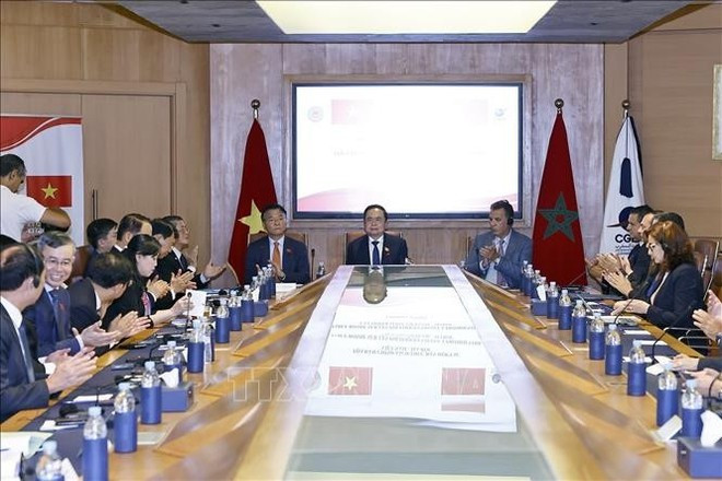 Le président de l'Assemblée nationale, Trân Thanh Mân, participe au dialogue politique sur la promotion de la coopération entre le Vietnam et le Maroc. Photo : VNA dialogue-politique.jpg