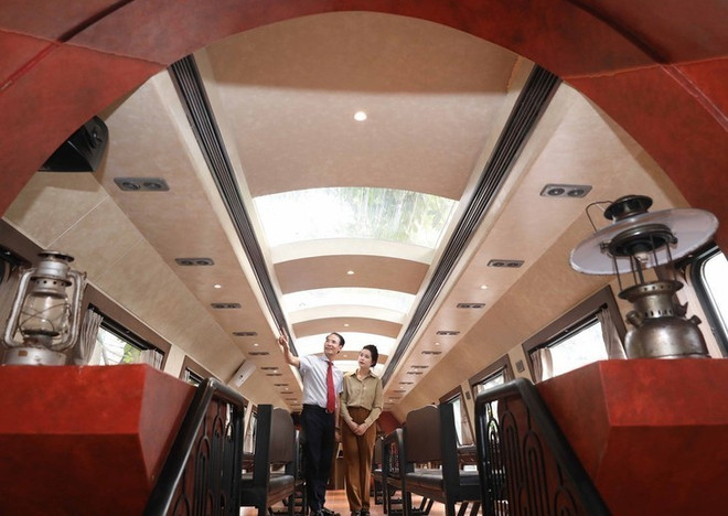 L’intérieur allie style classique et modernité : boiseries, éclairage doux, motifs inspirés de l’ancien Hanoï. Photo: VNA train-touristique-a-deux-etages.jpg