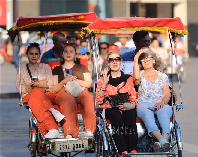 touristes-etrangeres-hanoi.jpg