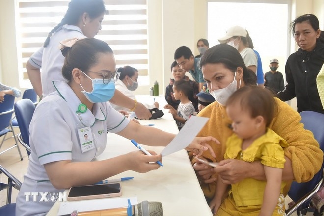 Un enfant se fait examiner par un médecin. Photo: VNA medecin-enfant.jpg