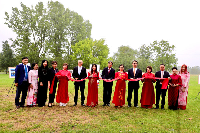 Délégués coupant la bande inaugurale de l'exposition de photos en l’honneur du 50e anniversaire des relations diplomatiques entre le Vietnam et l’Allemagne. Photo: VNA exposition-aux-jardins-du-monde-a-berlin.jpg
