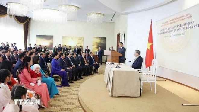 Le secrétaire général du Parti communiste du Vietnam, Tô Lâm lors de sa rencontre avec le personnel de l’ambassade du Vietnam et des représentants de la communauté vietnamienne en Biélorussie. Photo: VNA to-lam-ambassade-vna.jpg