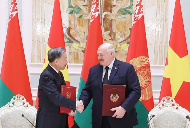 Le secrétaire général du Parti communiste du Vietnam, Tô Lâm, et le président biélorusse Alexandre Loukachenko signent une déclaration conjointe sur l’établissement du partenariat stratégique Vietnam-Biélorussie. Photo : VNA to-lam-alexandre-loukachenko-vna-496.jpg