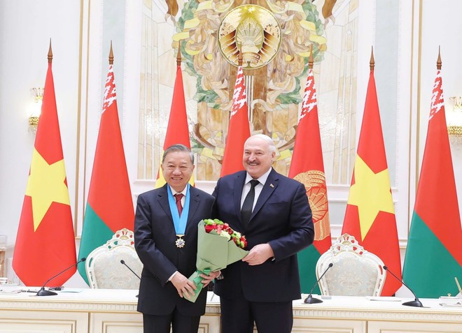 Le président biélorusse Alexandre Loukachenko remet l’Ordre de l’Amitié des Peuples au secrétaire général du Parti communiste du Vietnam, Tô Lâm, à Minsk, le 12 mai 2025. Photo : VNA to-lam-alexandre-loukachenko-vna.jpg