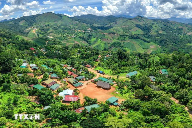 Le programme traduit l'esprit national de grande solidarité nationale, de soutien mutuel et de responsabilité envers les personnes défavorisées et celles des zones reculées. Photo: VNA habitat.jpg