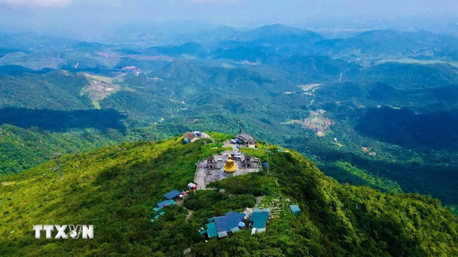 Une vue générale de la montagne sacrée de Yên Tu à Quang Ninh. Photo : VNA yen-tu-vna.jpg