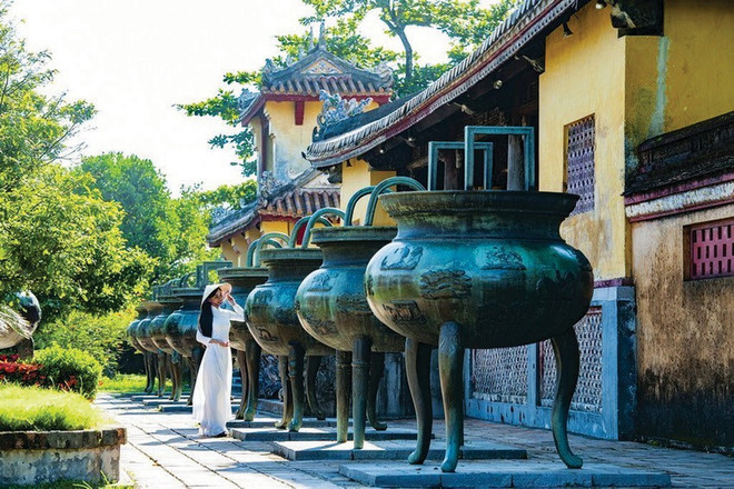 Les neuf urnes de la dynastie des Nguyên se trouvent devant la cour de Thê Tô Miêu de la Cité impériale de Huê (Centre). Photo : VNA neuf-urnes-de-la-dynastie-des-nguyen.jpg