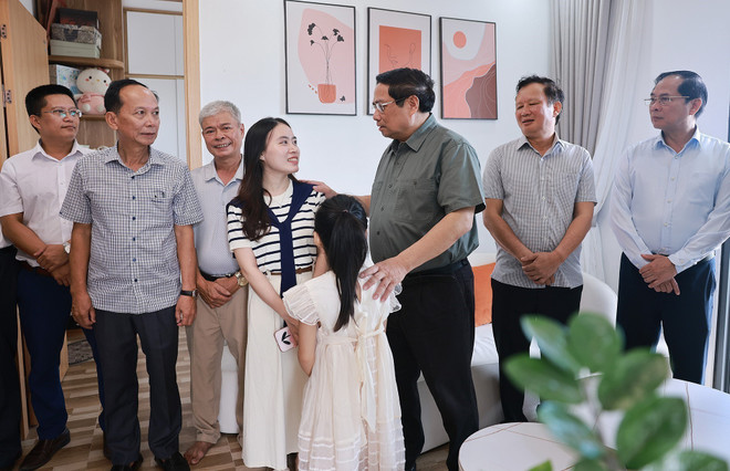 Le Premier ministre Pham Minh Chinh visite une famille dans le parc de logements sociaux West Sky dans la zone urbaine Ecogarden. Photo : VNA pham-minh-chinh-hue.jpg