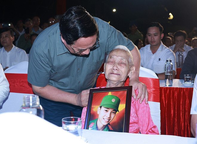 Le Premier ministre Pham Minh Chinh remetle portrait restauré d’un martyr à son mère héroïne. Photo: VNA pham-minh-chinh-mere-heroine.jpg