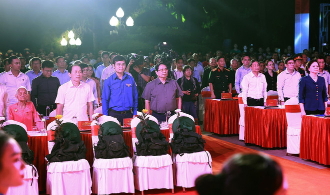 Le Premier ministre Pham Minh Chinh et les délégués lors de la cérémonie, au cimetière national des martyrs de Truong Son, le 26 juillet. Photo: VNA pham-minh-chinh-ceremonie.jpg