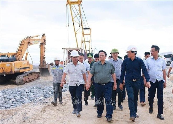 Le Premier ministre Pham Minh Chinh inspecte d’importants projets d’infrastructures dans la province de Quang Tri. Photo : VNA pham-minh-chinh-quang-tri-1419.jpg