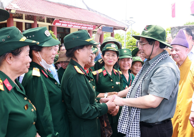 Le Premier ministre Pham Minh Chinh converse avec des vétérans de guerre et anciens volontaires sur le site de l’ancienne citadelle de Quang Tri. Photo: VNA pham-minh-chinh-citadelle.jpg