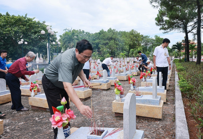 Le Premier ministre Pham Minh Chinh offre de l’encens au cimetière nationale de la Route 9, dans la province de Quang Tri. Photo : VNA pham-minh-chinh-cimetiere-r9.jpg