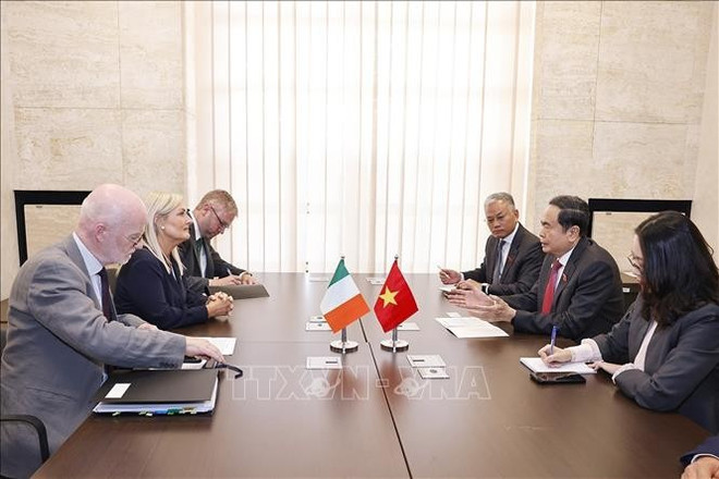 Le président de l’Assemblée nationale Trân Thanh Mân rencontre Verona Murphy, Ceann Comhairle (présidente) du Dáil Éireann – la chambre basse de l’Oireachtas (Parlement) irlandais. Photo : VNA verona-murphy-tran-thanh-man-vna.jpg