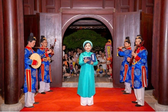 Une chanteuse de cour interprète « Ngự Hương trà ngát hoàng cung ». chanteuse-de-cour.jpg