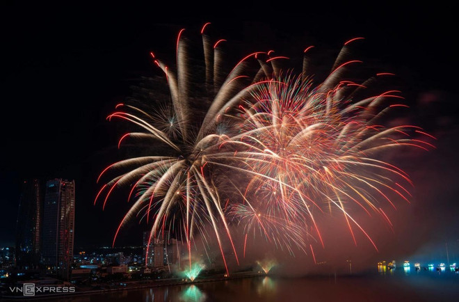 L'équipe chinoise a montré sa classe avec des feux d’artifice multidimensionnels aux couleurs changeantes. Photo: vnexpress.net chine-vnexpress.jpg
