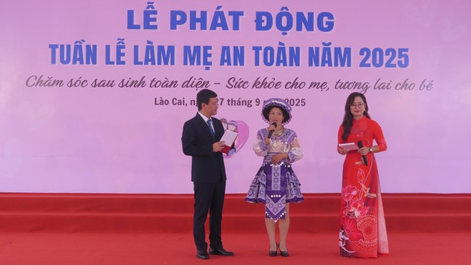 Thao Thi Pa (centre), une femme de l’ethnie H’mông, partage ses expériences de sage-femme. Photo: VNA thao-thi-pa.jpg