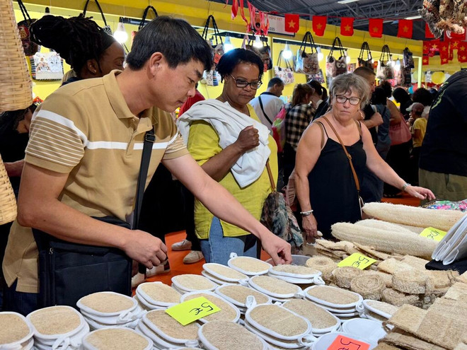 Les produits écologiques en fibre de luffa du Vietnam sont présentés pour la première fois à la Foire de Paris. Photo: VNA produits-ecologiques.jpg